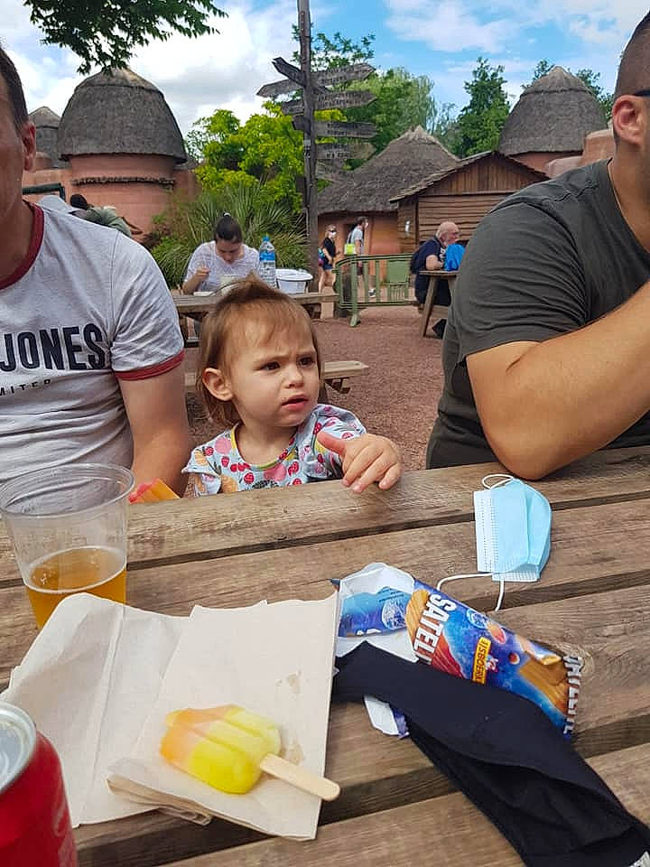 Maddie participe au concours pour gagner de l'argent avec cette photo : baseball_cap, cap, cloud, community, food, fun, hat, head, leisure, morning, person, plant, plate, recreation, shorts, sky, summer, t_shirt, tableware, toddler