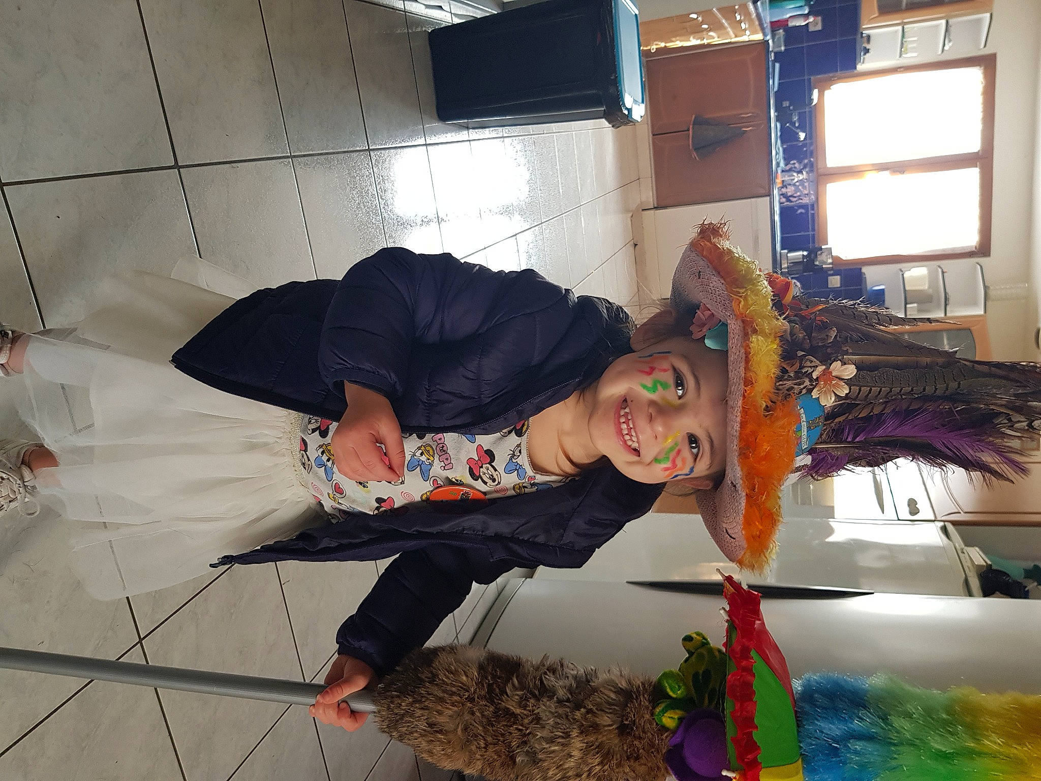 Maddie a rejoint le concours — aidez-le/la à gagner de superbes lots ! child, costume, event, fun, happy, hat, headwear, joy, person, room, smile, water, window