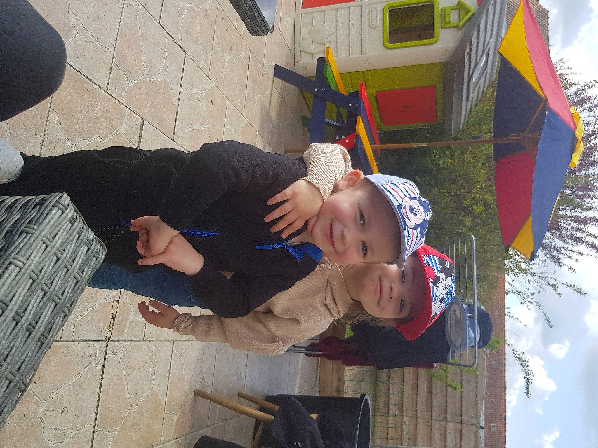 Théo a rejoint le concours — aidez-le/la à gagner de superbes lots ! baby, child, flooring, fun, hat, headwear, house, joy, leisure, person, plaid, sitting, sky, toddler, travel, tree, vacation, world