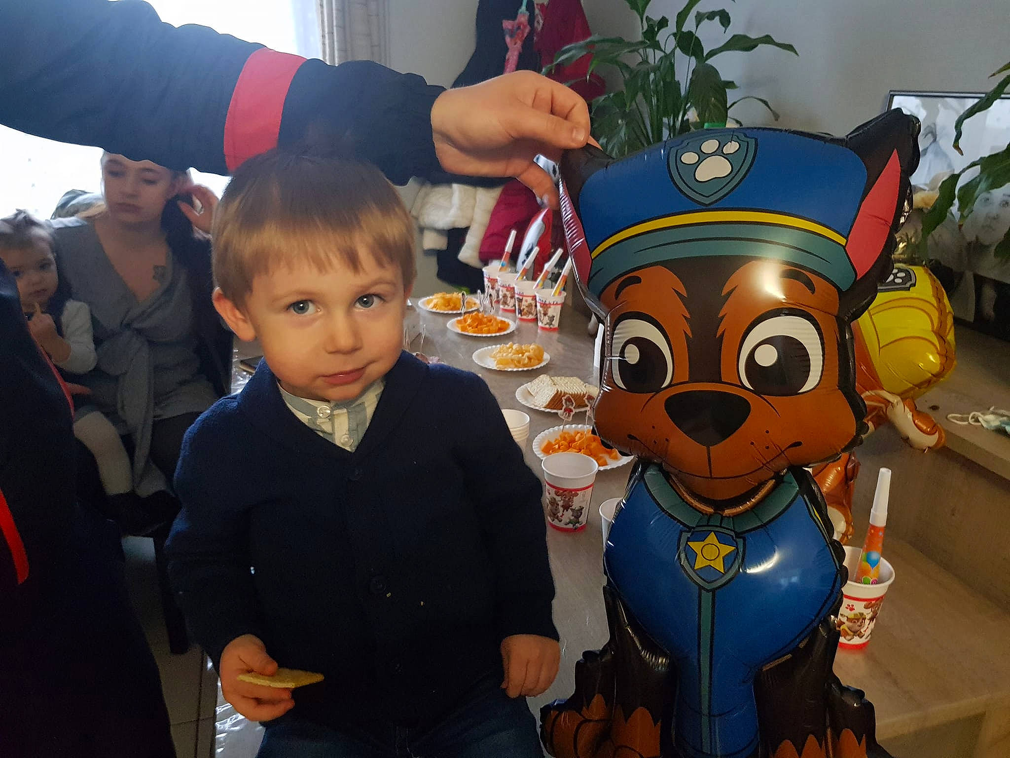 Théo a rejoint le concours — aidez-le/la à gagner de superbes lots ! animated_cartoon, animation, child, community, event, eyewear, fictional_character, flowerpot, fun, gesture, hairstyle, headwear, houseplant, mascot, person, plant, recreation, social_group, t_shirt, toddler