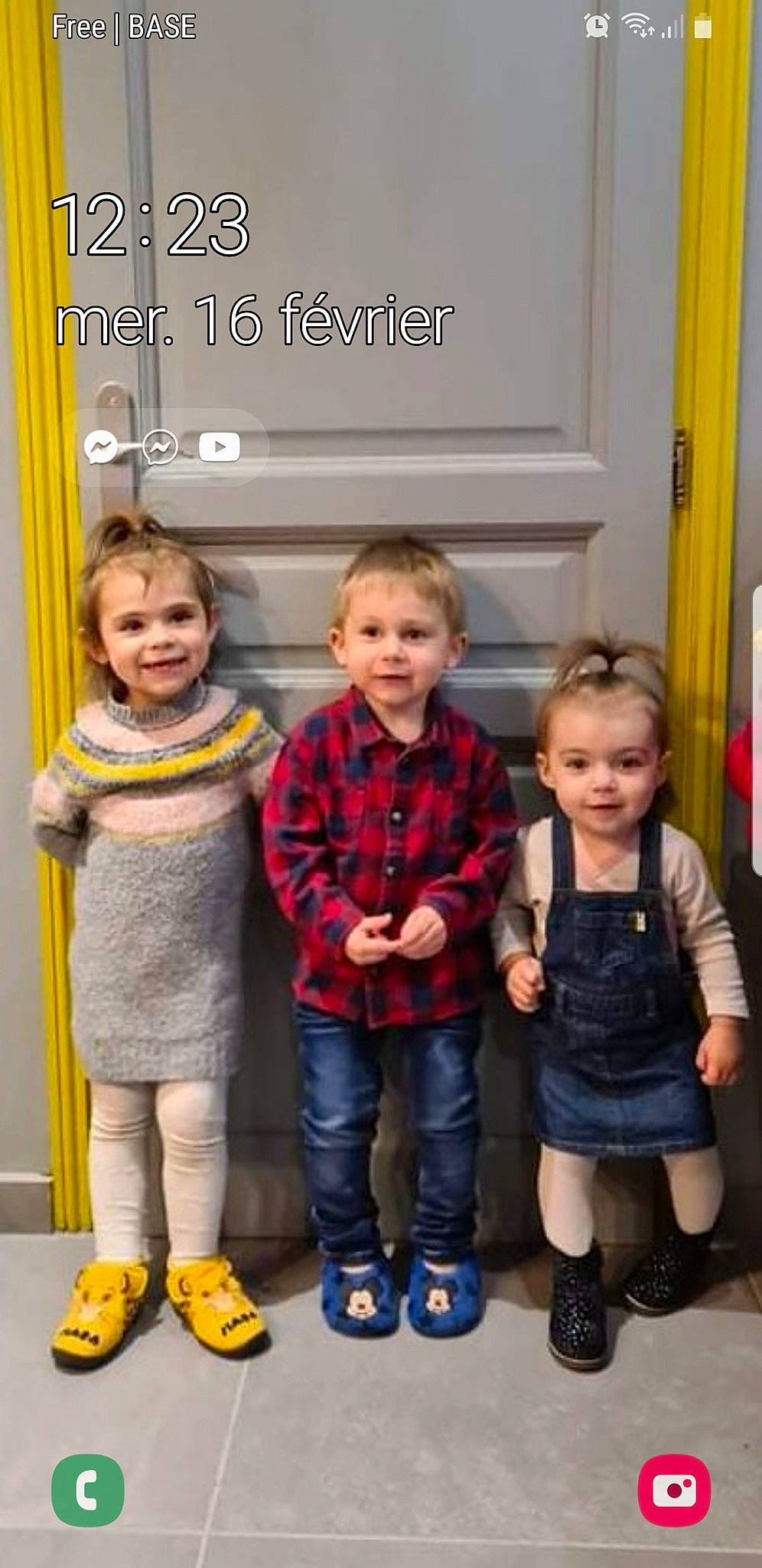 Théo a rejoint le concours — aidez-le/la à gagner de superbes lots ! baby_toddler_clothing, boot, child, door, event, flooring, footwear, fun, happy, human_body, jeans, joy, leg, person, photograph, plant, shoe, sleeve, smile, sneakers