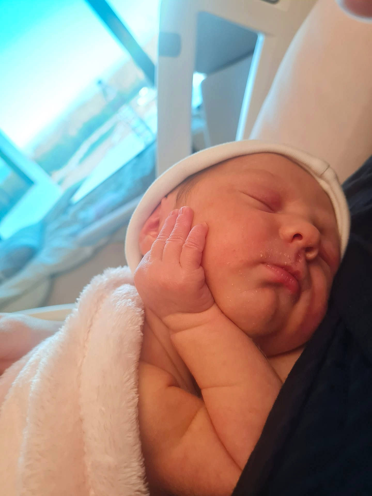 Serena a rejoint le concours — aidez-le/la à gagner de superbes lots ! arm, baby, cheek, chest, chin, comfort, ear, eyebrow, finger, gesture, hand, head, human_body, mammal, mouth, neck, nose, person, skin, thumb