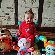 Aurore participe au concours pour gagner de l'argent avec cette photo : baby, background, chair, child, colorful, cuddly, cute, face, happy, holiday, indoor, person, playtime, plush_toy, red_clothing, smiling, stuffed_animal, toddler, top_knot, toy