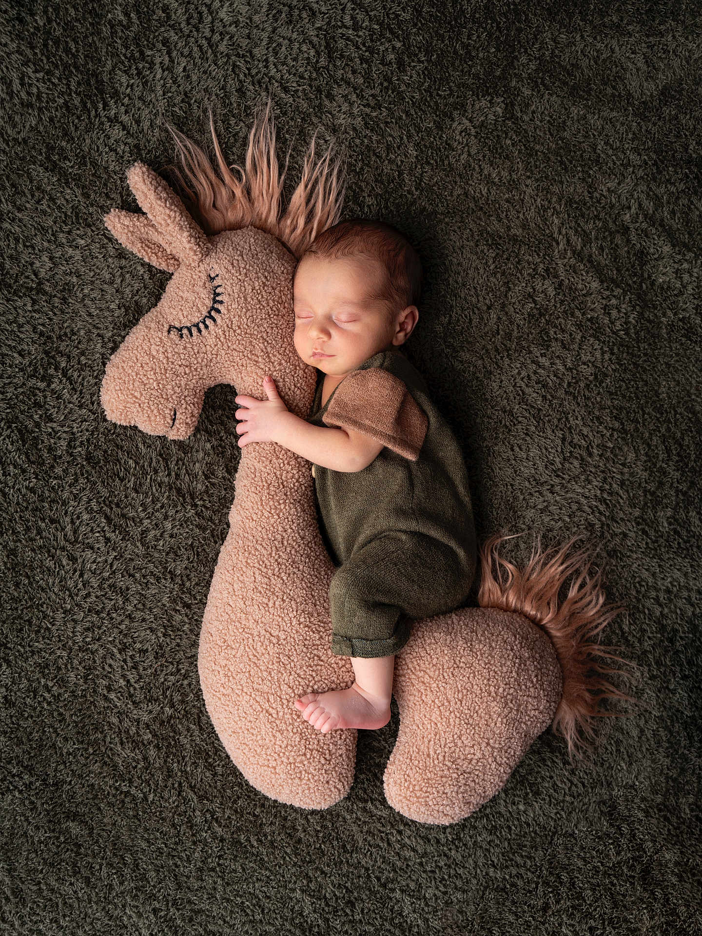 Eliott participe au concours pour gagner de l'argent avec cette photo : baby, sleeping, plush_toy, unicorn, carpet, cuddling, soft_texture, infant, cozy, cute, child, resting, toy, floor, peaceful, small_feet, one_person, indoors, portrait, soft_lighting