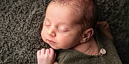 Eliott a rejoint le concours — aidez-le/la à gagner de superbes lots ! newborn, baby, sleeping, infant, closeup, portrait, peaceful, soft, texture, blanket, cozy, cute, child, skin, face, hand, rest, warm, young, serene