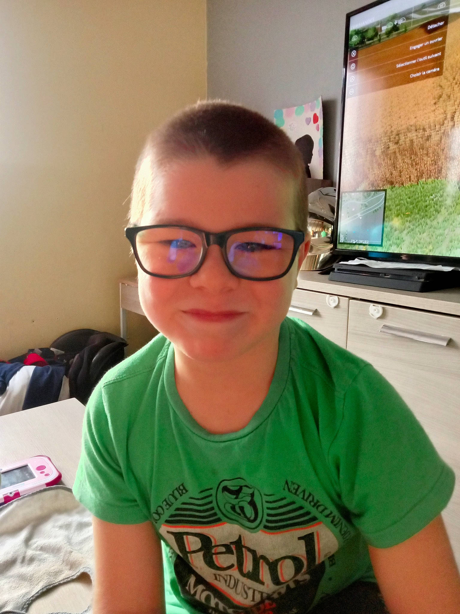 Louis participe au concours pour gagner de l'argent avec cette photo : computer, computer_keyboard, computer_monitor, desk, electronic_device, eyewear, forehead, fun, gadget, glasses, happy, input_device, jaw, joy, laptop, peripheral, person, personal_computer, sleeve, smile