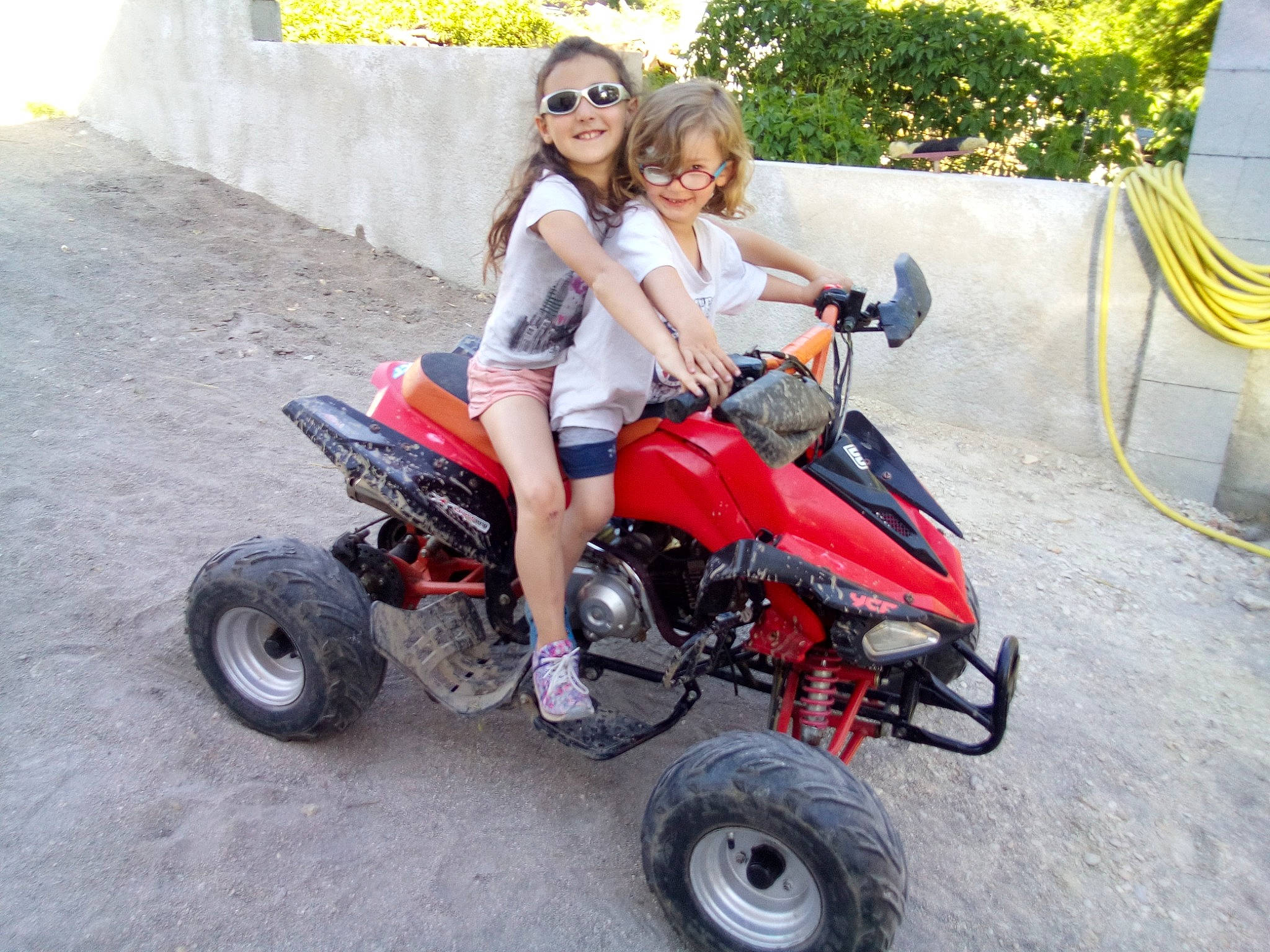 Shawn a rejoint le concours — aidez-le/la à gagner de superbes lots ! all_terrain_vehicle, auto_part, automotive_design, automotive_tire, automotive_wheel_system, fender, fun, joy, leisure, motor_vehicle, person, recreation, rim, rolling, shorts, smile, tire, toy, tread, tree