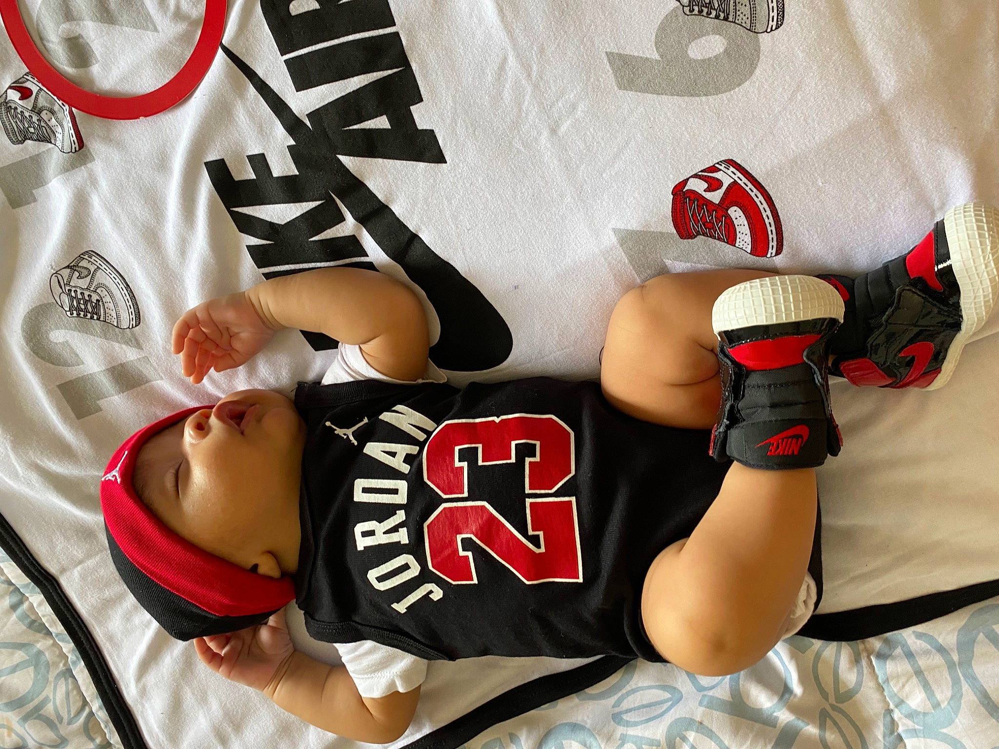 Giovanni is registered to the contest to win money with this photo: arm, cool, elbow, finger, font, gesture, glove, headwear, jersey, muscle, person, player, shorts, shoulder, sleeve, sports_gear, sports_jersey, sports_uniform, sportswear, t_shirt