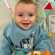 Noé a rejoint le concours — aidez-le/la à gagner de superbes lots ! baby, smiling, blue_eyes, plush_toy, baby_seat, colorful, clothing, happy, infant, portrait, child, cute, indoors, playful, toy, sitting, face, young_child, joyful, casual