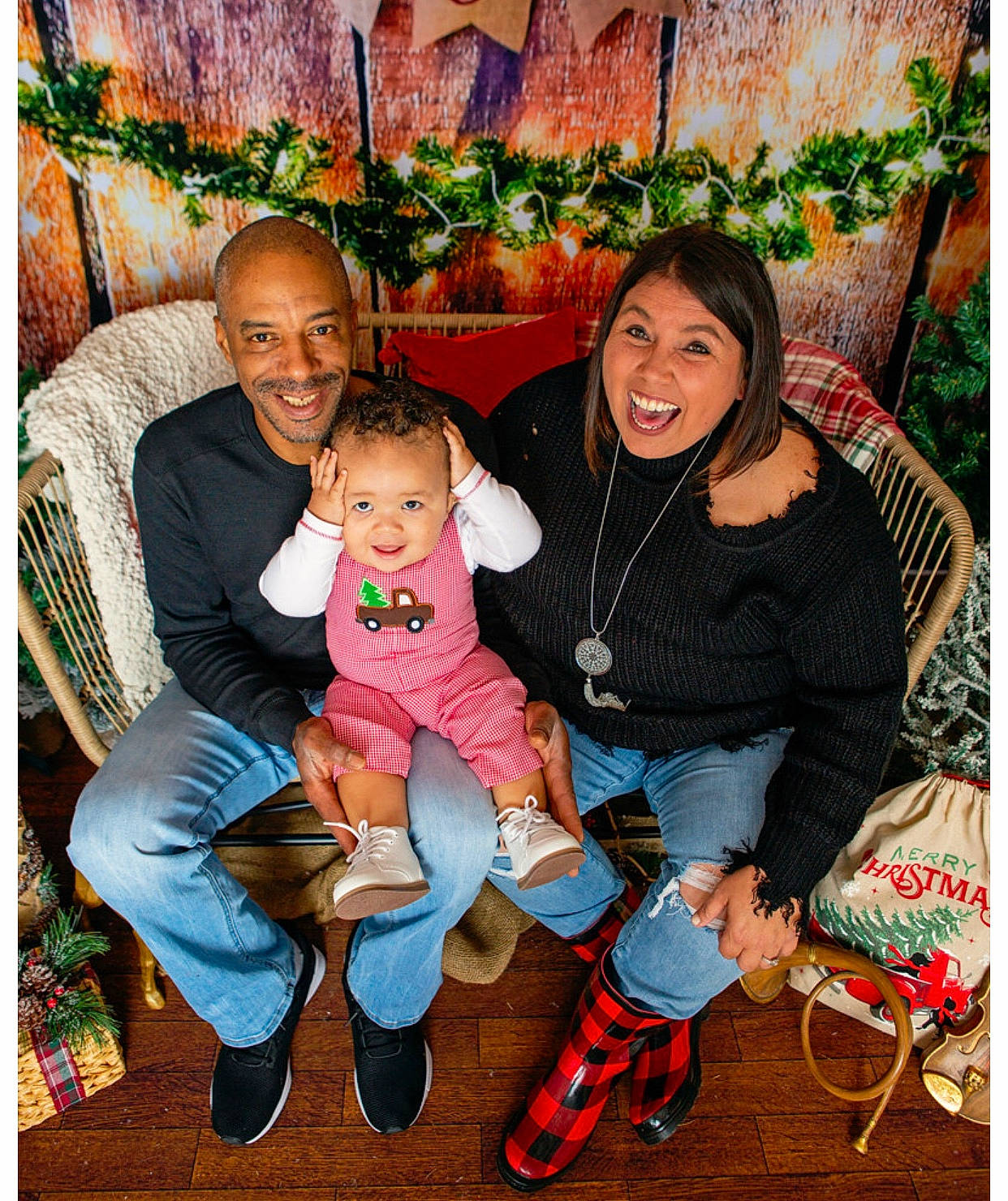 Matias is registered to the contest to win money with this photo: beauty, boot, comfort, event, facial_expression, friendship, fun, happy, jeans, joy, lap, leisure, outerwear, pattern, person, product, sitting, smile, textile, thigh