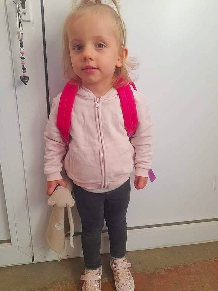 Chloé participe au concours pour gagner de l'argent avec cette photo : baby, baby_toddler_clothing, cheek, child, clothing, electric_blue, fashion_accessory, gesture, happy, human_leg, joint, knee, magenta, neck, pattern, person, pink, sleeve, standing, toddler