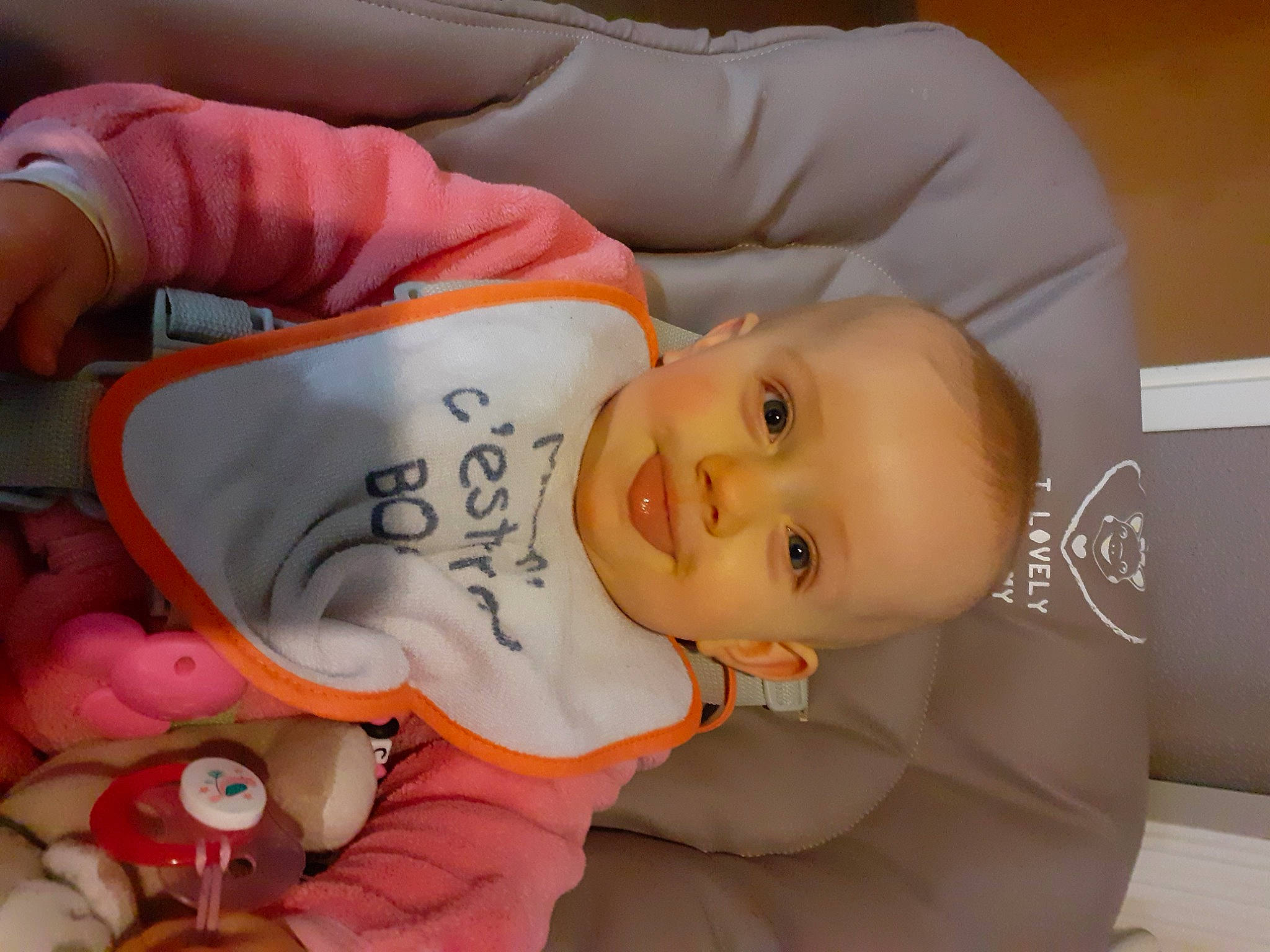 Chloé participe au concours pour gagner de l'argent avec cette photo : baby, baby_food, baby_products, baby_safety, baby_toddler_clothing, baby_toys, cheek, child, comfort, happy, orange, person, product, room, smile, textile, toddler, toy