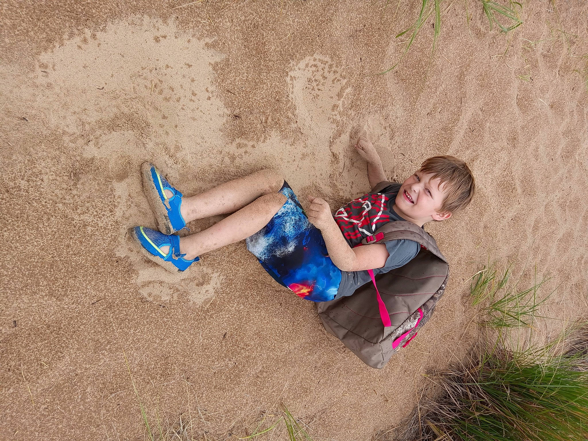 Kaimen is registered to the contest to win money with this photo: electric_blue, foot, fun, grass, happy, human, human_body, human_leg, joy, knee, landscape, leg, leisure, people_in_nature, person, plant, recreation, sand, soil, thigh