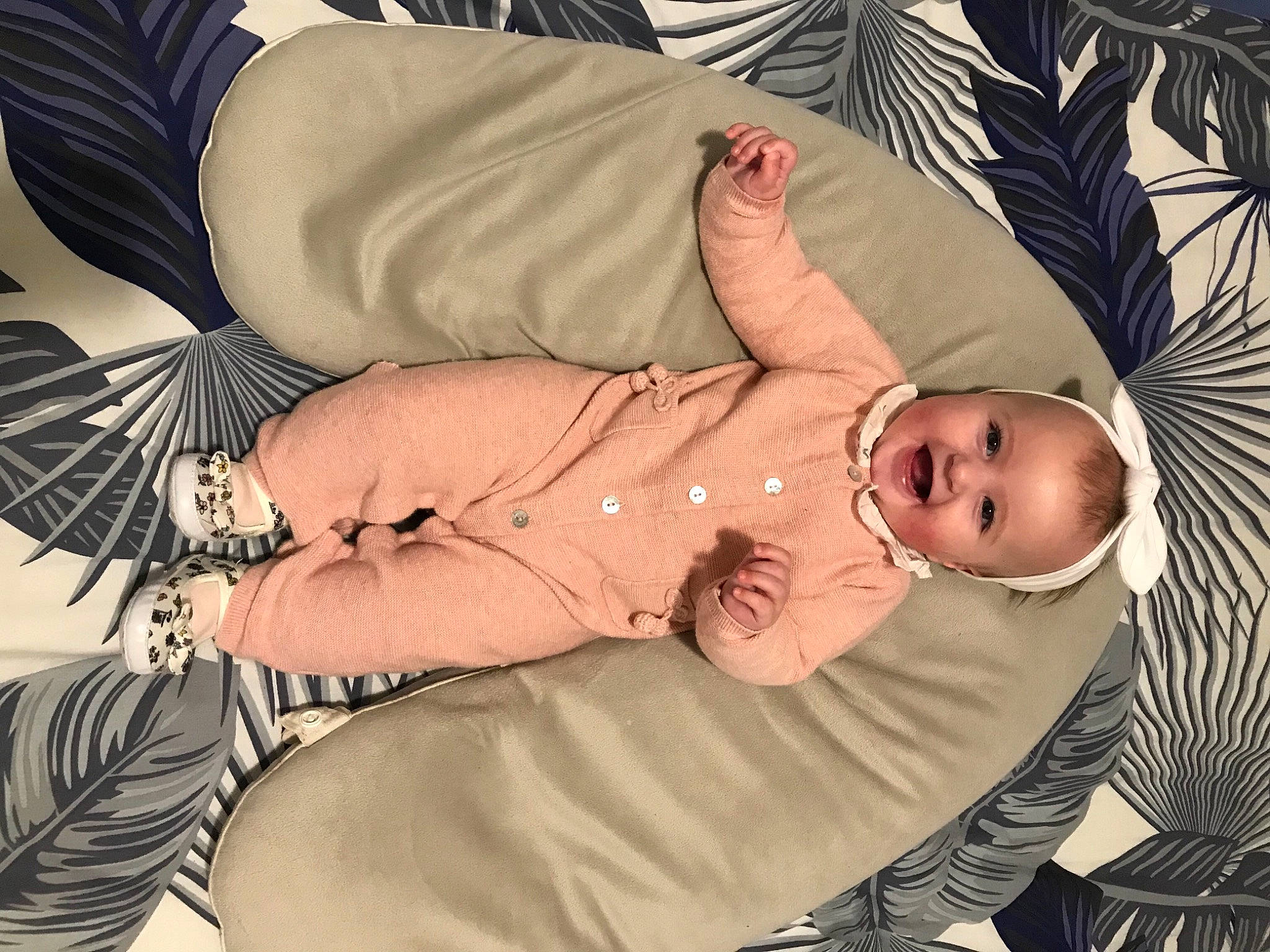 Océane participe au concours pour gagner de l'argent avec cette photo : arm, baby, baby_products, baby_toddler_clothing, child, comfort, finger, gesture, hand, hat, headgear, human, human_body, joy, linens, pattern, person, sleeve, textile, thigh