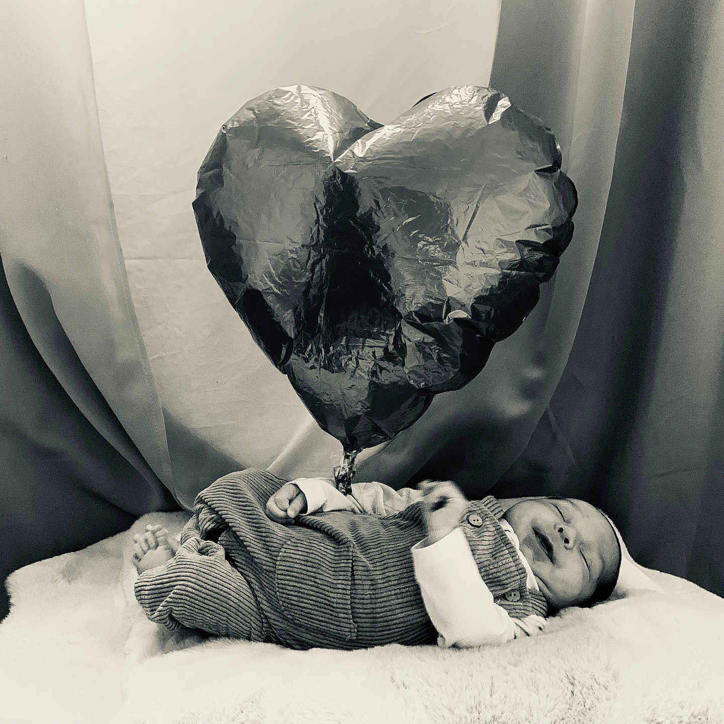 Liam participe au concours pour gagner de l'argent avec cette photo : architecture, baby, balloon, bed, bonnet, clothing, face, furniture, hat, head, heart, kissing, loveheartsymbol, newborn, person, photography, portrait, romantic, sleeping, symbol