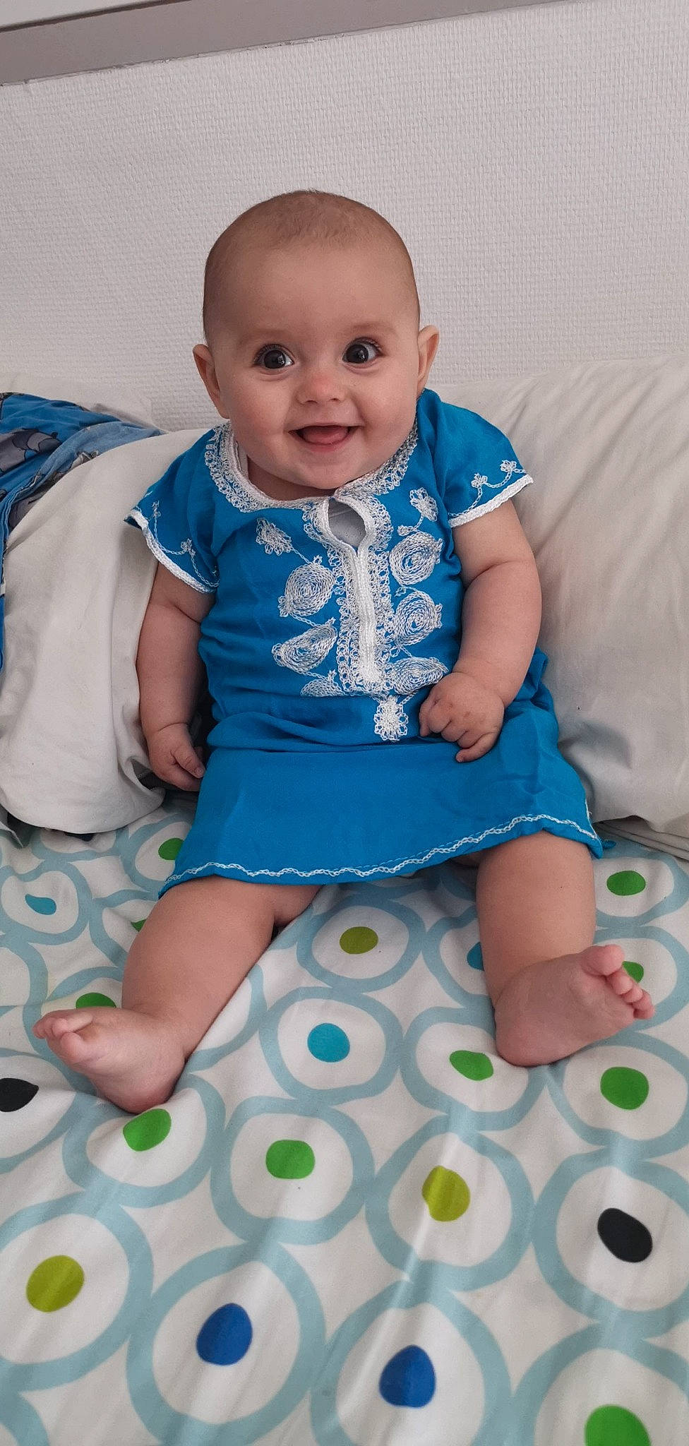 Ohanna participe au concours pour gagner de l'argent avec cette photo : baby, baby_products, baby_toddler_clothing, blue, child, joy, leg, pattern, person, play, product, sitting, skin, smile, toddler