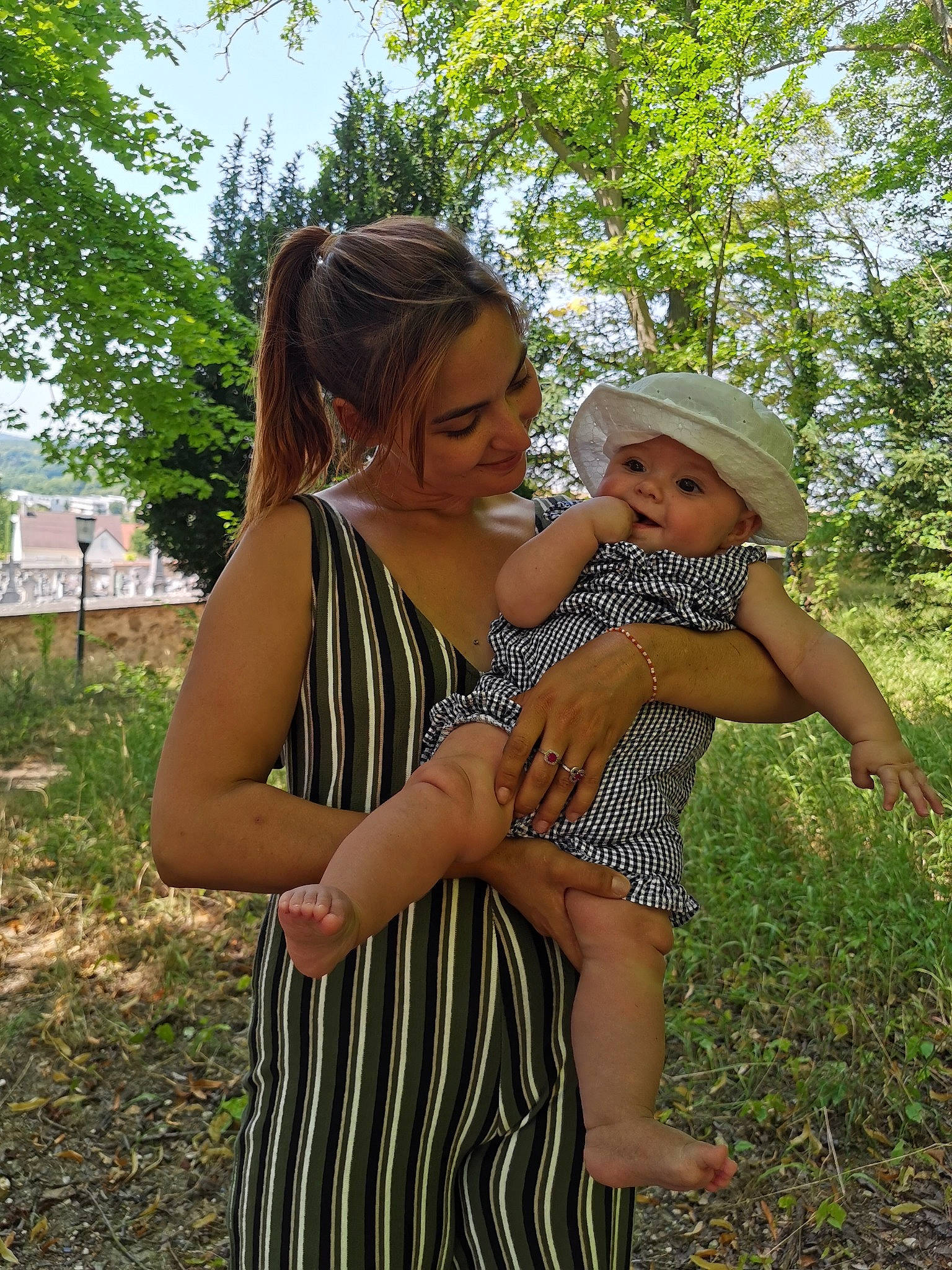 Ohanna a rejoint le concours — aidez-le/la à gagner de superbes lots ! adaptation, child, dress, fun, grass, grass_family, green, happy, headwear, hug, interaction, lady, long_hair, people_in_nature, person, photograph, photography, plant, shoulder, smile