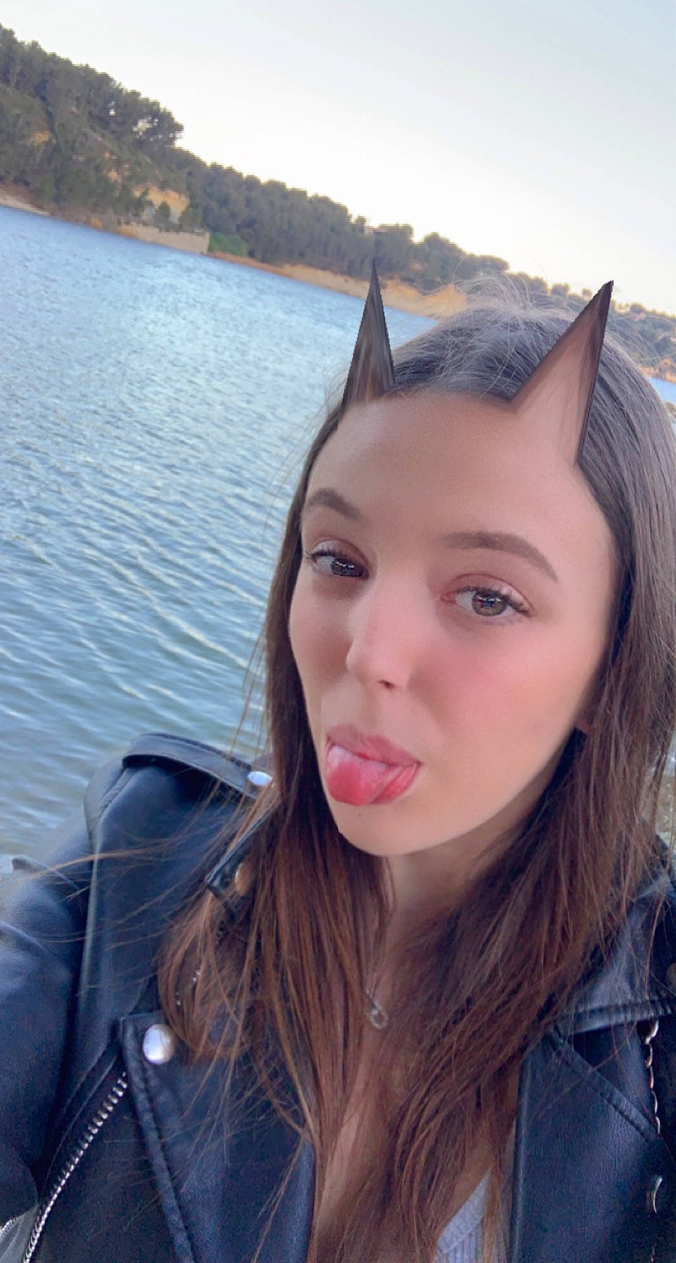 Malvina participe au concours pour gagner de l'argent avec cette photo : brown_hair, cool, electric_blue, eyewear, fashion_accessory, flash_photography, fun, happy, jaw, lake, layered_hair, lip, long_hair, pattern, person, selfie, sky, travel, tree, water