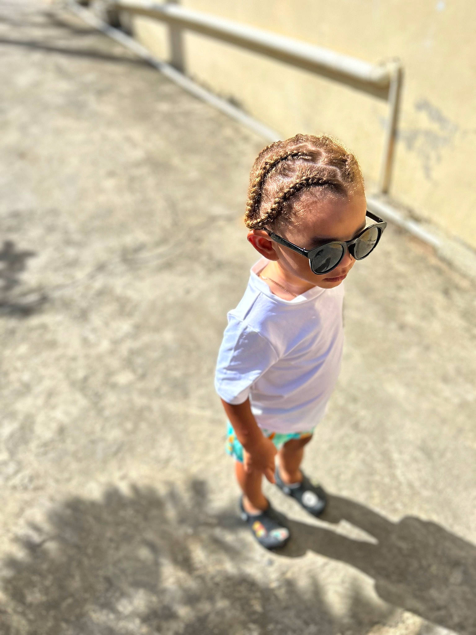 Neymar is registered to the contest to win money with this photo: asphalt, child, competition_event, eyewear, fun, grass, happy, landscape, leisure, person, recreation, road, rope, running, sand, shorts, soil, sports, sunglasses, toddler