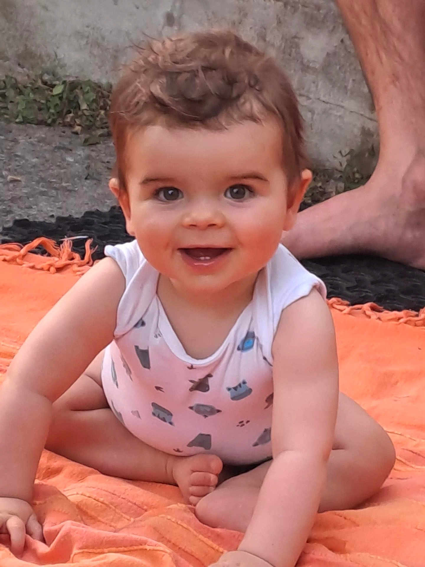 Elyo a rejoint le concours — aidez-le/la à gagner de superbes lots ! baby, child, smiling, sitting, orange_towel, outdoor, happy, cute, skin, hair, person, barefoot, playful, infant, casual, daylight, expression, one_person, portrait, toddler