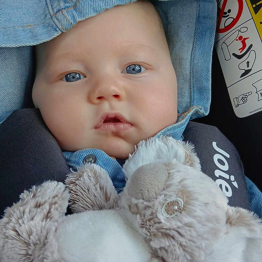 Timeo a rejoint le concours — aidez-le/la à gagner de superbes lots ! baby, can, cap, clothing, coat, face, hat, head, hood, hoodie, jacket, jeans, knitwear, newborn, pants, person, photography, portrait, sweater, tin