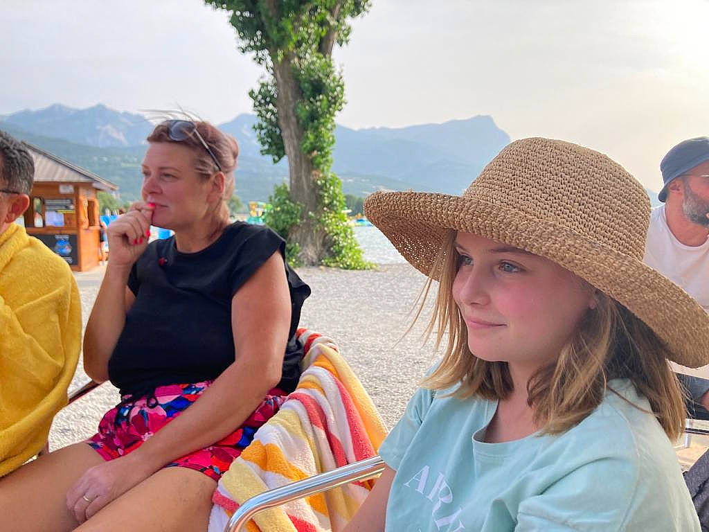 Victoire participe au concours pour gagner de l'argent avec cette photo : adaptation, body_of_water, eyewear, friendship, fun, happy, hat, headwear, joy, landscape, leisure, mammal, mountain, natural_environment, outdoor_recreation, person, recreation, sky, summer, thigh