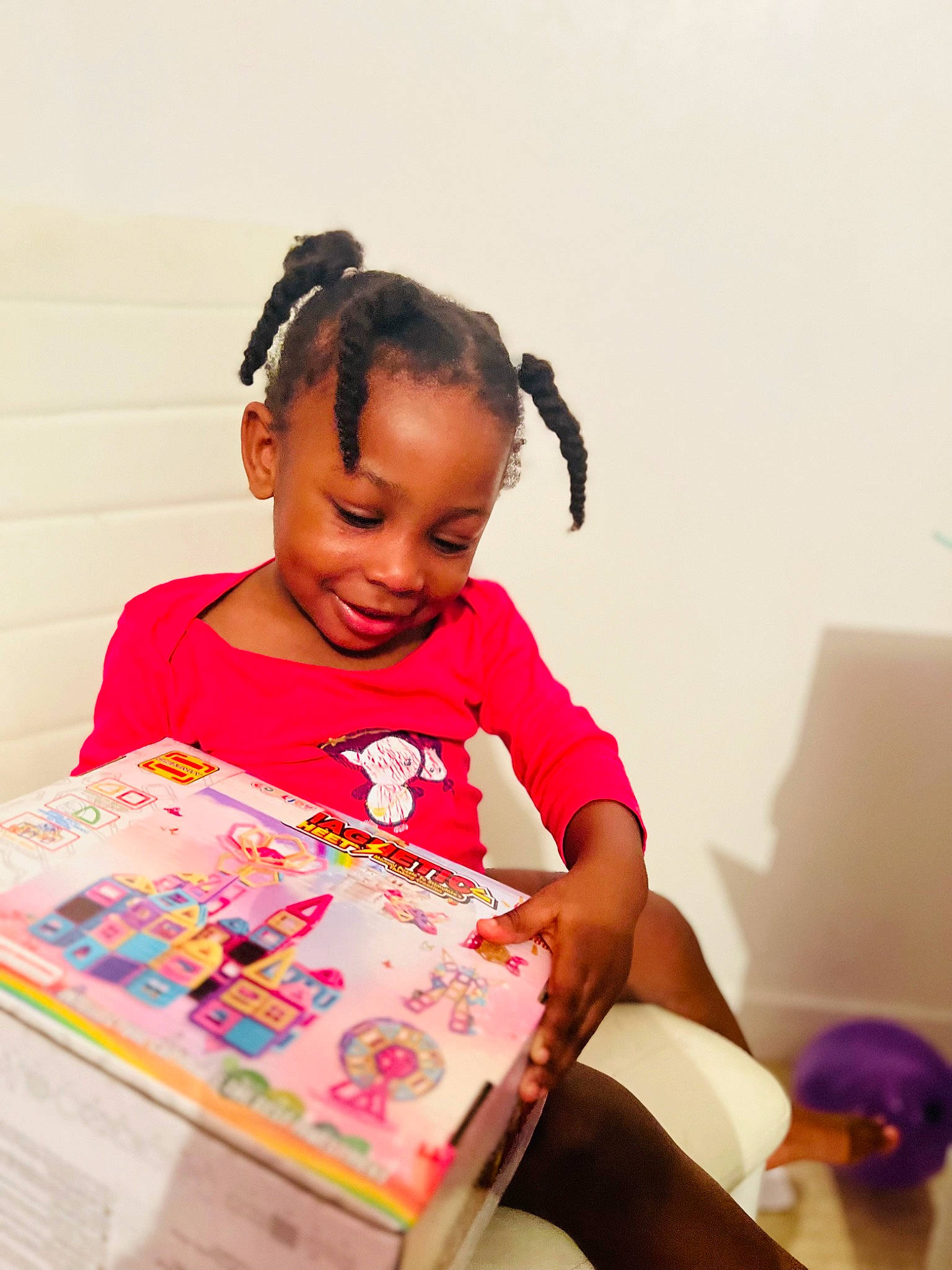 Léah a rejoint le concours — aidez-le/la à gagner de superbes lots ! audio_equipment, baby_toddler_clothing, child, fashion_design, fun, hair_tie, happy, headphones, joy, magenta, party, person, play, room, sharing, sitting, smile, t_shirt, table, toddler