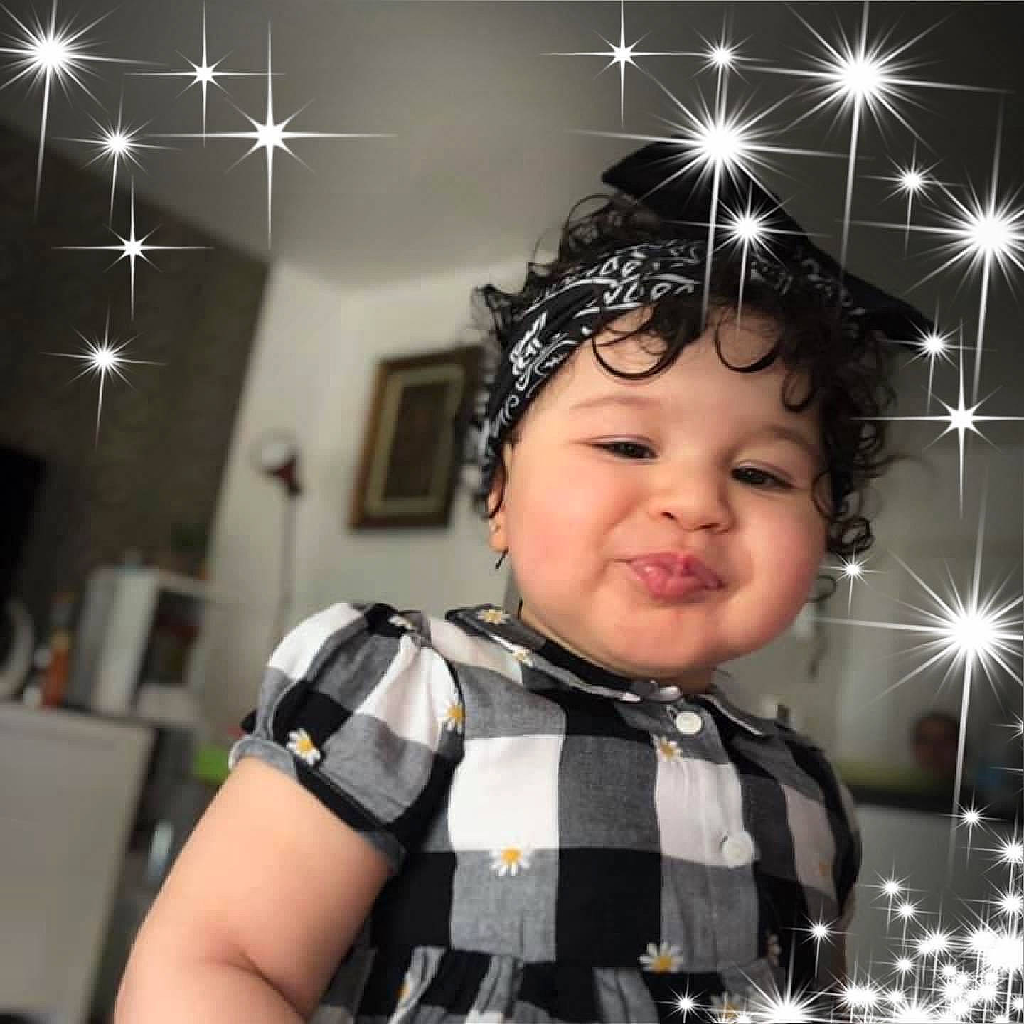 Leïla participe au concours pour gagner de l'argent avec cette photo : baby_toddler_clothing, black, black_hair, cool, costume_hat, event, eyelash, eyewear, fashion_design, flash_photography, fun, hair, hairstyle, happy, headgear, headpiece, light, person, sleeve, toddler