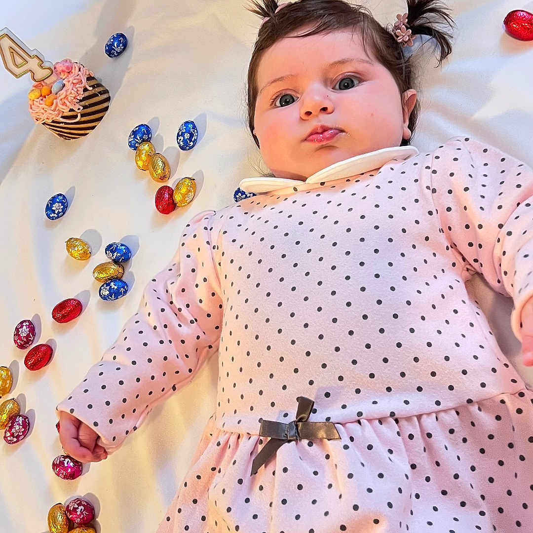 Stefany a rejoint le concours — aidez-le/la à gagner de superbes lots ! baby, bed, bodypart, candy, face, finger, flower, food, furniture, hand, happy, head, pattern, person, photography, plant, portrait, purple, smile, sweets