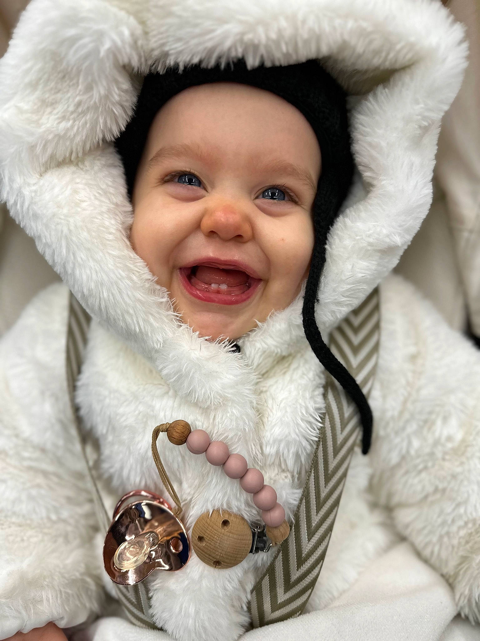 Lahyanna a rejoint le concours — aidez-le/la à gagner de superbes lots ! cheek, eye, face, facial_expression, fur_clothing, gesture, hand, happy, head, headwear, jacket, joy, lip, nose, organ, outerwear, person, skin, sleeve, smile