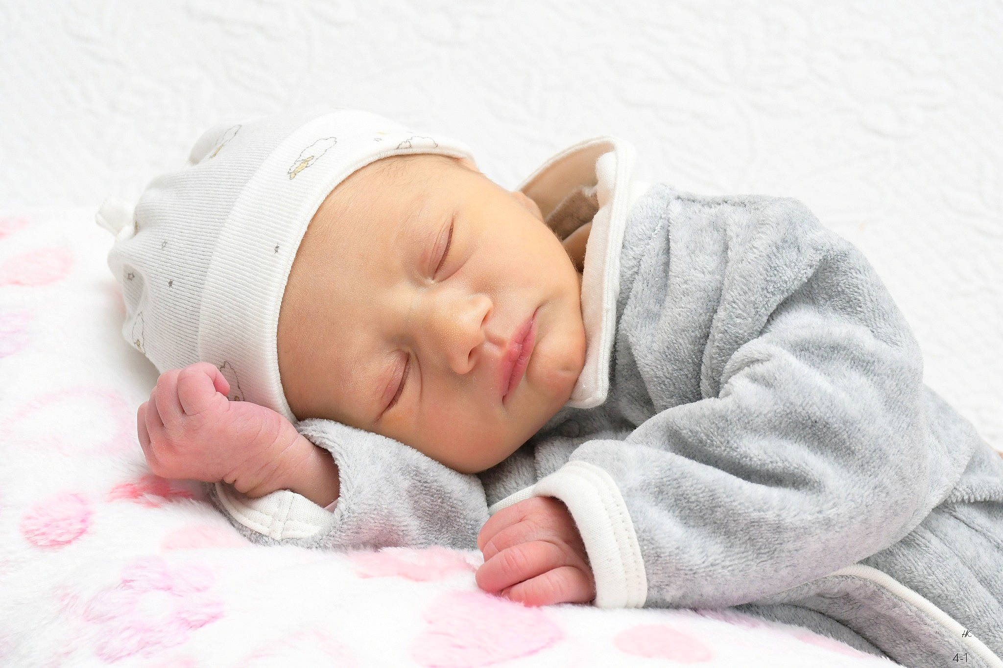 Leewane a rejoint le concours — aidez-le/la à gagner de superbes lots ! baby, baby_products, baby_sleeping, baby_toddler_clothing, bedtime, cheek, child, comfort, grass, hand, head, headwear, linens, nap, pattern, person, portrait_photography, room, sitting, sleep