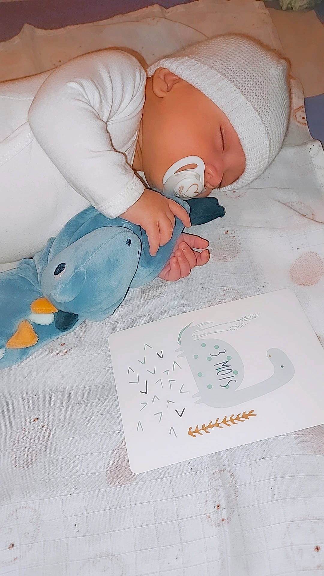 Ange a rejoint le concours — aidez-le/la à gagner de superbes lots ! art, baby, baby_products, baby_sleeping, baby_toddler_clothing, beak, bird, carmine, child, child_art, comfort, drawing, font, illustration, linens, pattern, person, room, textile, toddler