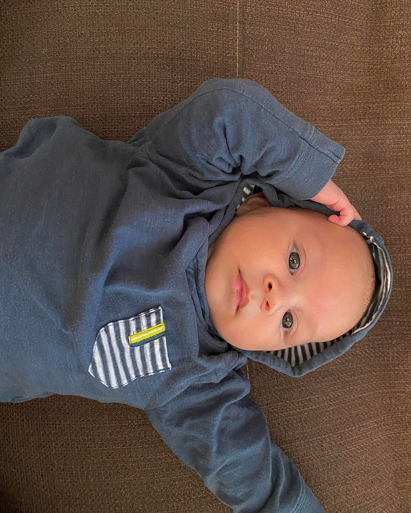 Tiâm participe au concours pour gagner de l'argent avec cette photo : baby, baby_products, baby_toddler_clothing, cheek, child, comfort, electric_blue, hat, headwear, pattern, person, sitting, sleeve, toddler