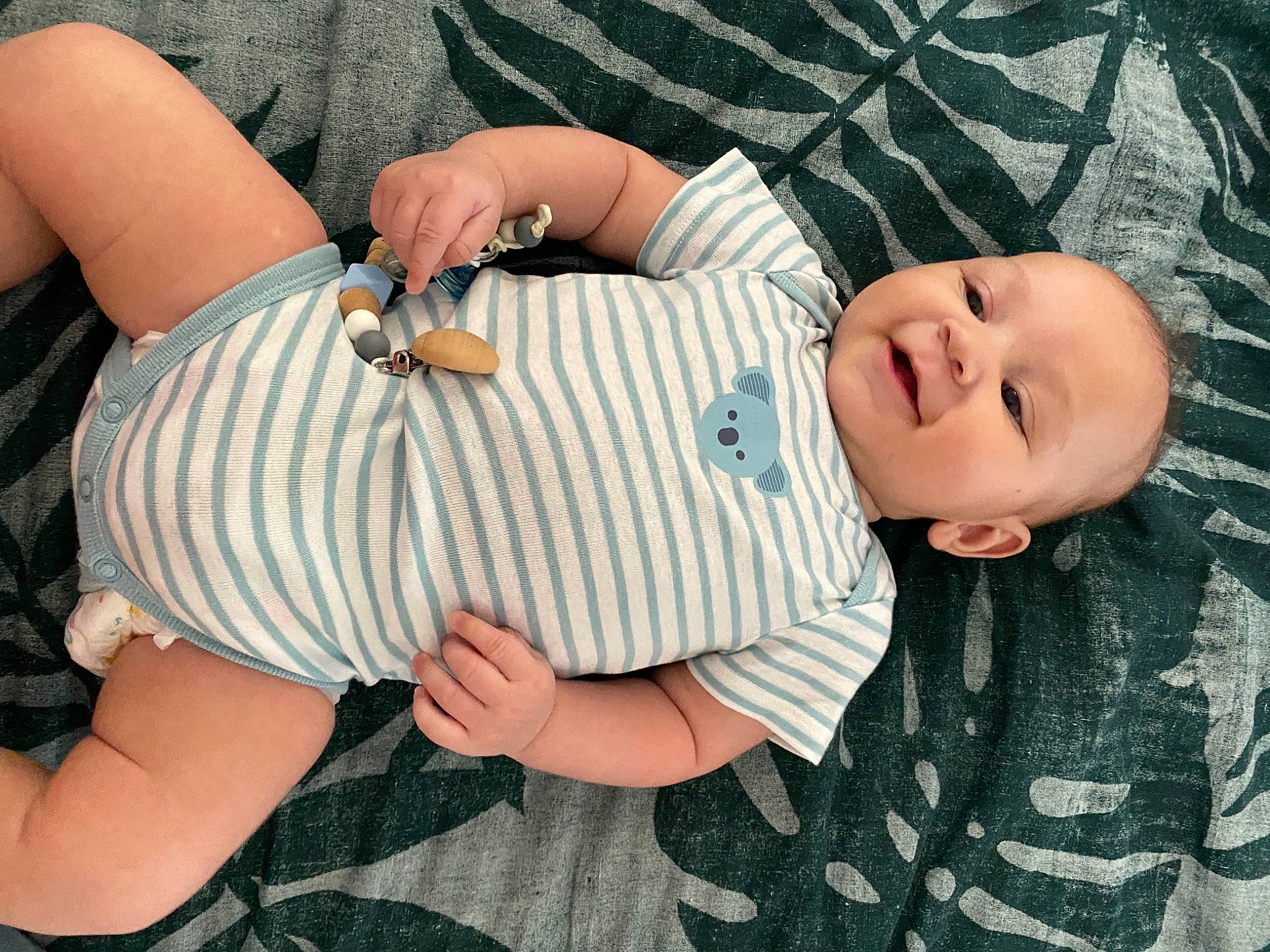 Tiâm a rejoint le concours — aidez-le/la à gagner de superbes lots ! baby_toddler_clothing, child, comfort, cool, eye, eyewear, finger, glasses, grass, hand, happy, human_body, knee, leg, mouth, person, skin, sleeve, sunglasses, thigh