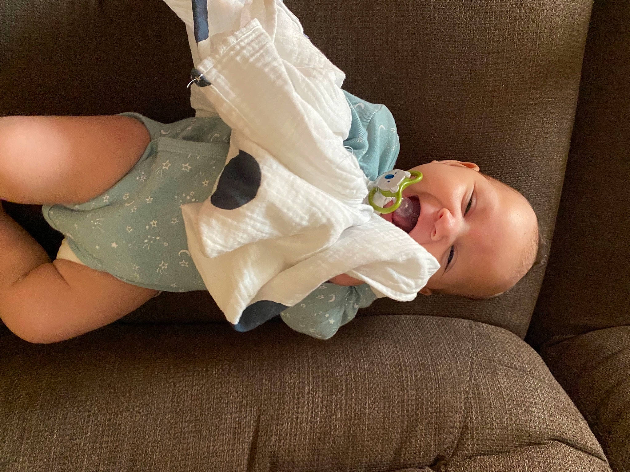 Tiâm a rejoint le concours — aidez-le/la à gagner de superbes lots ! abdomen, baby, baby_toddler_clothing, comfort, elbow, foot, glasses, happy, human_body, human_leg, joint, knee, leg, person, shoulder, skin, smile, sock, sunglasses, thigh