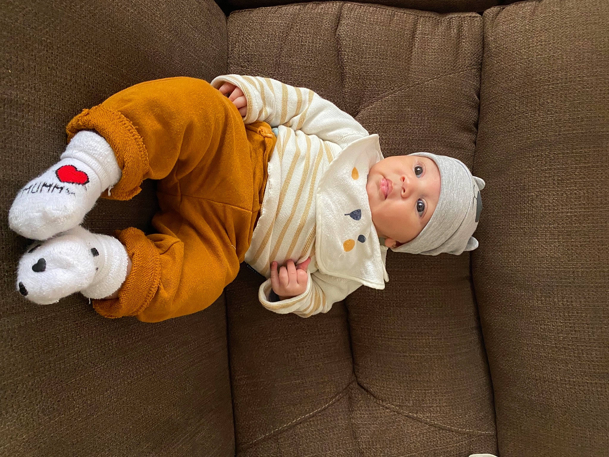 Tiâm a rejoint le concours — aidez-le/la à gagner de superbes lots ! baby, baby_toddler_clothing, carmine, child, comfort, companion_dog, couch, flooring, fun, fur, hat, head, headwear, human_body, knee, leg, linens, person, room, sitting