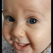 Mounib a rejoint le concours — aidez-le/la à gagner de superbes lots ! baby, close_up, smile, blue_eyes, teeth, face, blanket, soft, infant, cute, child, portrait, expression, warm, cozy, young, happy, skin, eyelashes, cheeks