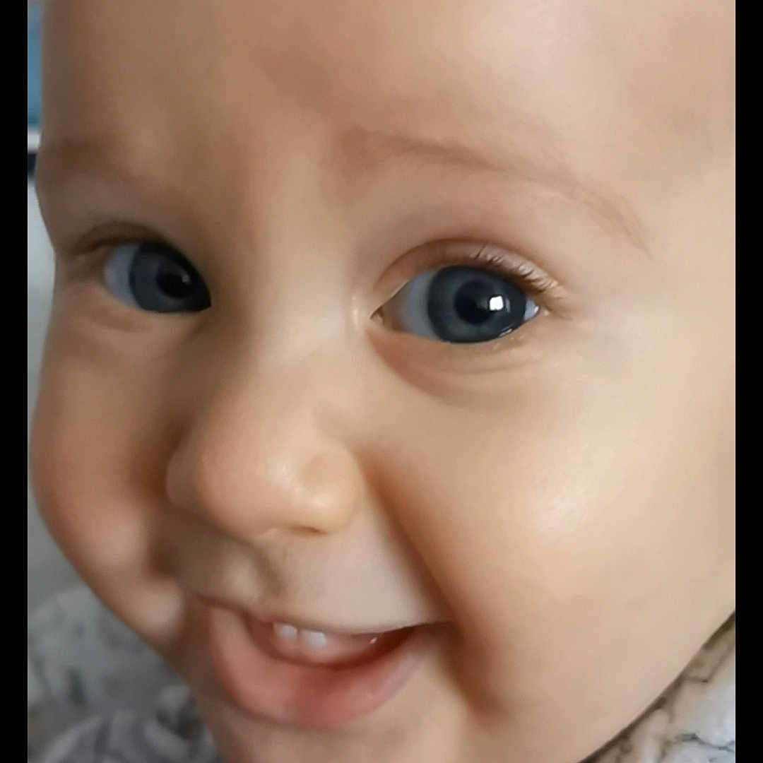 Mounib a rejoint le concours — aidez-le/la à gagner de superbes lots ! baby, blanket, blue_eyes, cheeks, child, close_up, cozy, cute, expression, eyelashes, face, happy, infant, portrait, skin, smile, soft, teeth, warm, young