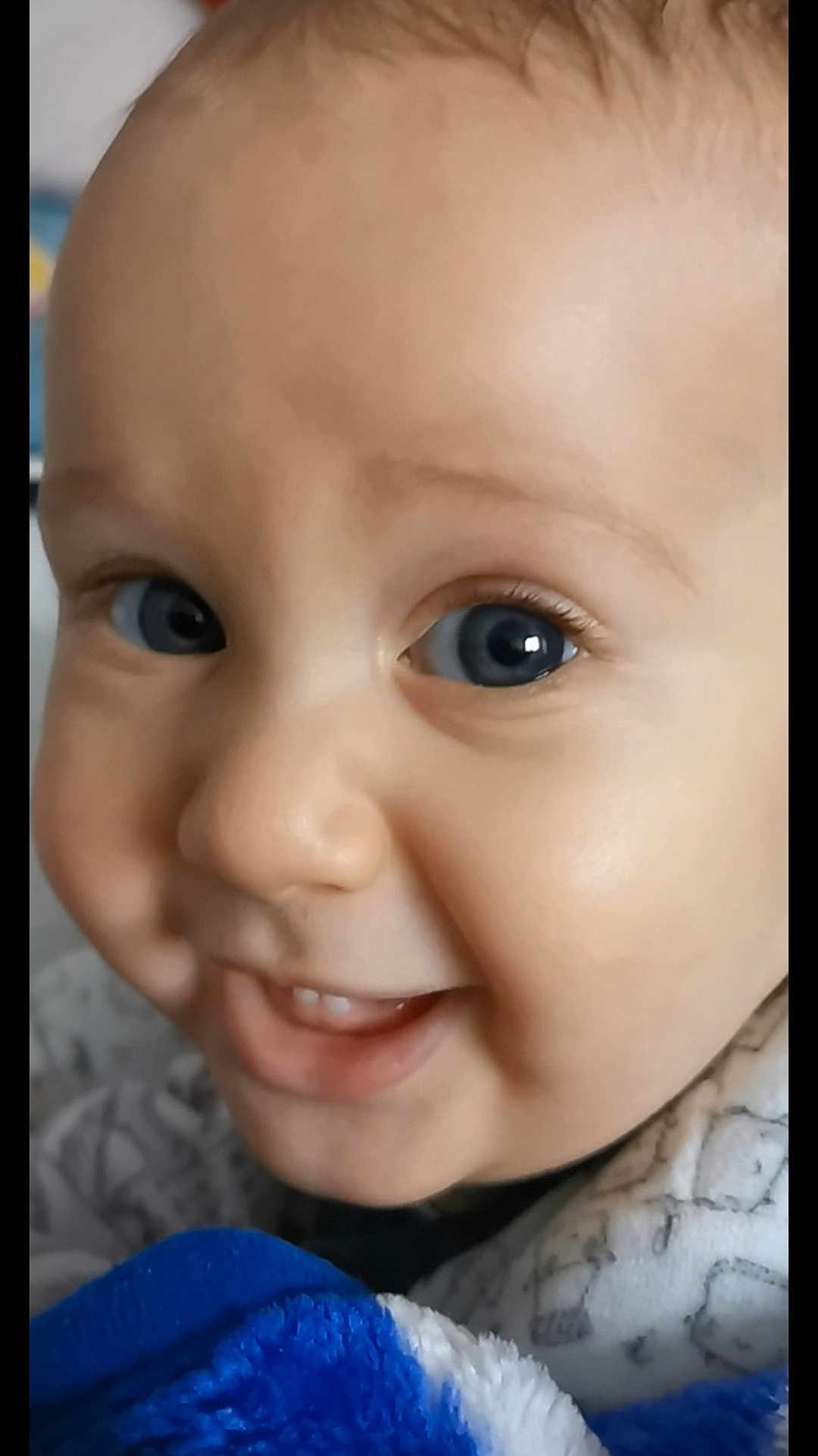 Mounib a rejoint le concours — aidez-le/la à gagner de superbes lots ! baby, close_up, smile, blue_eyes, teeth, face, blanket, soft, infant, cute, child, portrait, expression, warm, cozy, young, happy, skin, eyelashes, cheeks