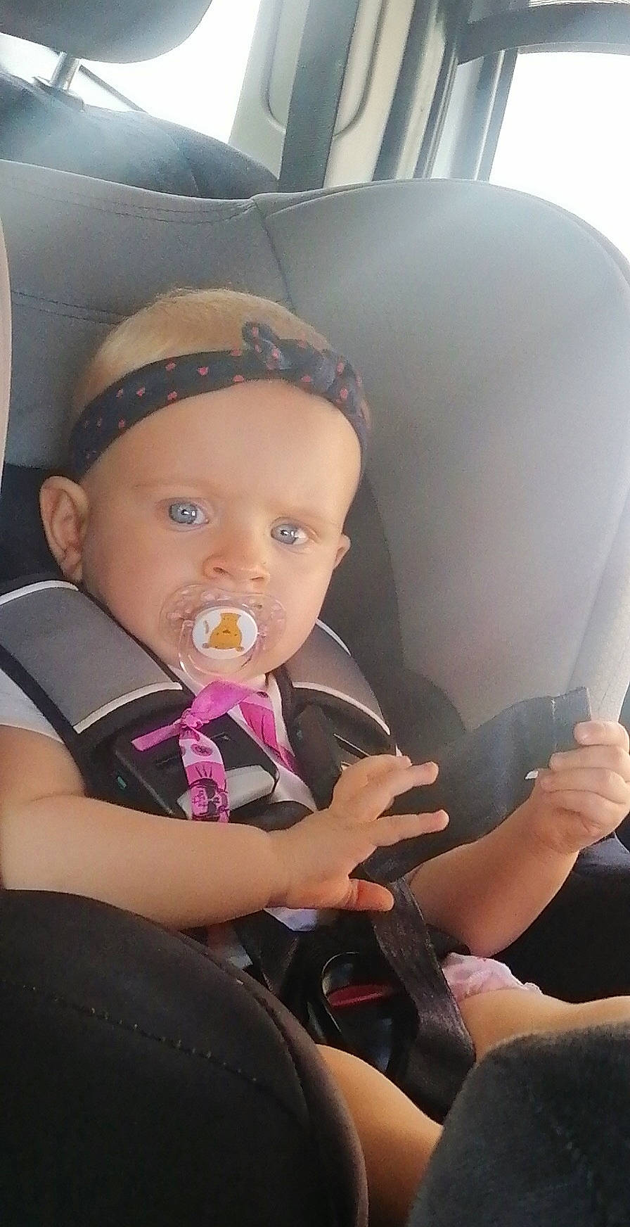 Ivana participe au concours pour gagner de l'argent avec cette photo : arm, auto_part, baby, baby_in_car_seat, car_seat, car_seat_cover, child, comfort, finger, fun, hairstyle, hand, head_restraint, human_body, lap, person, seat_belt, skin, thigh, thumb