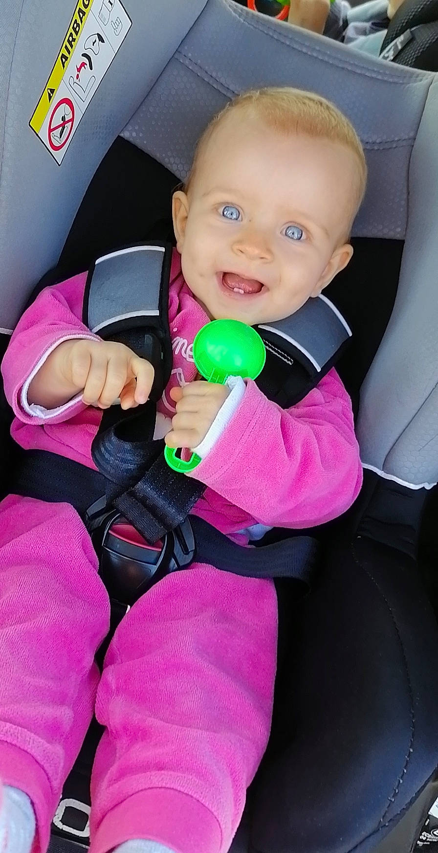 Ivana a rejoint le concours — aidez-le/la à gagner de superbes lots ! auto_part, baby, baby_carriage, baby_in_car_seat, baby_products, baby_toddler_clothing, car_seat, car_seat_cover, cheek, child, comfort, face, fun, gesture, happy, joy, magenta, person, seat_belt, steering_wheel