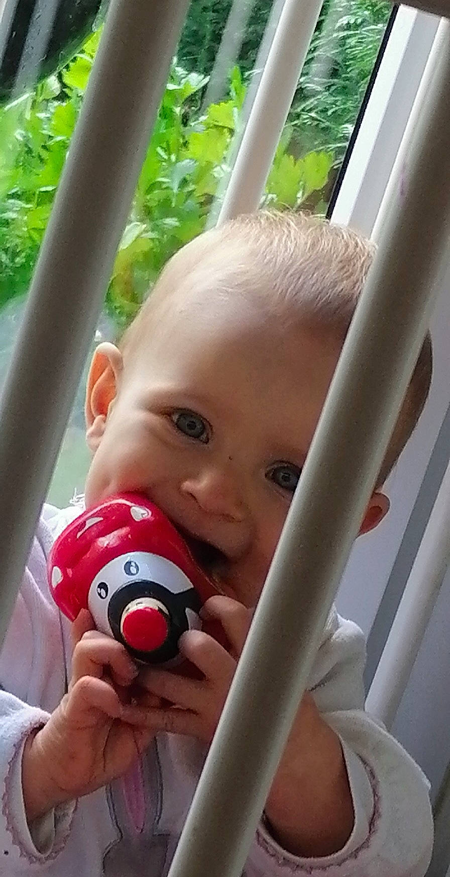 Ivana a rejoint le concours — aidez-le/la à gagner de superbes lots ! baby, baby_toddler_clothing, cheek, child, eye, facial_expression, finger, fun, gesture, hand, happy, head, leisure, nose, organ, person, product, skin, smile, thumb