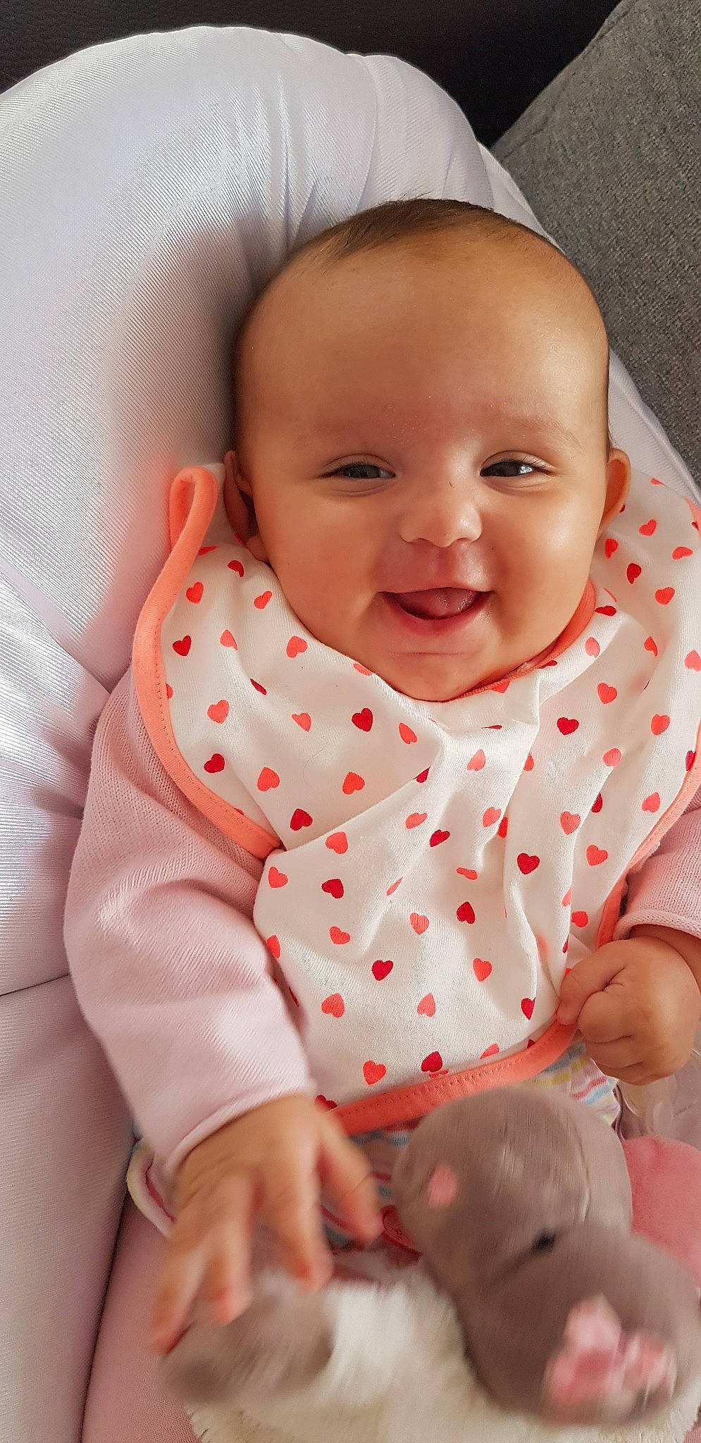 Lili-rose participe au concours pour gagner de l'argent avec cette photo : baby, baby_making_funny_faces, baby_toddler_clothing, cheek, child, face, lip, nose, person, pink, skin, smile, toddler