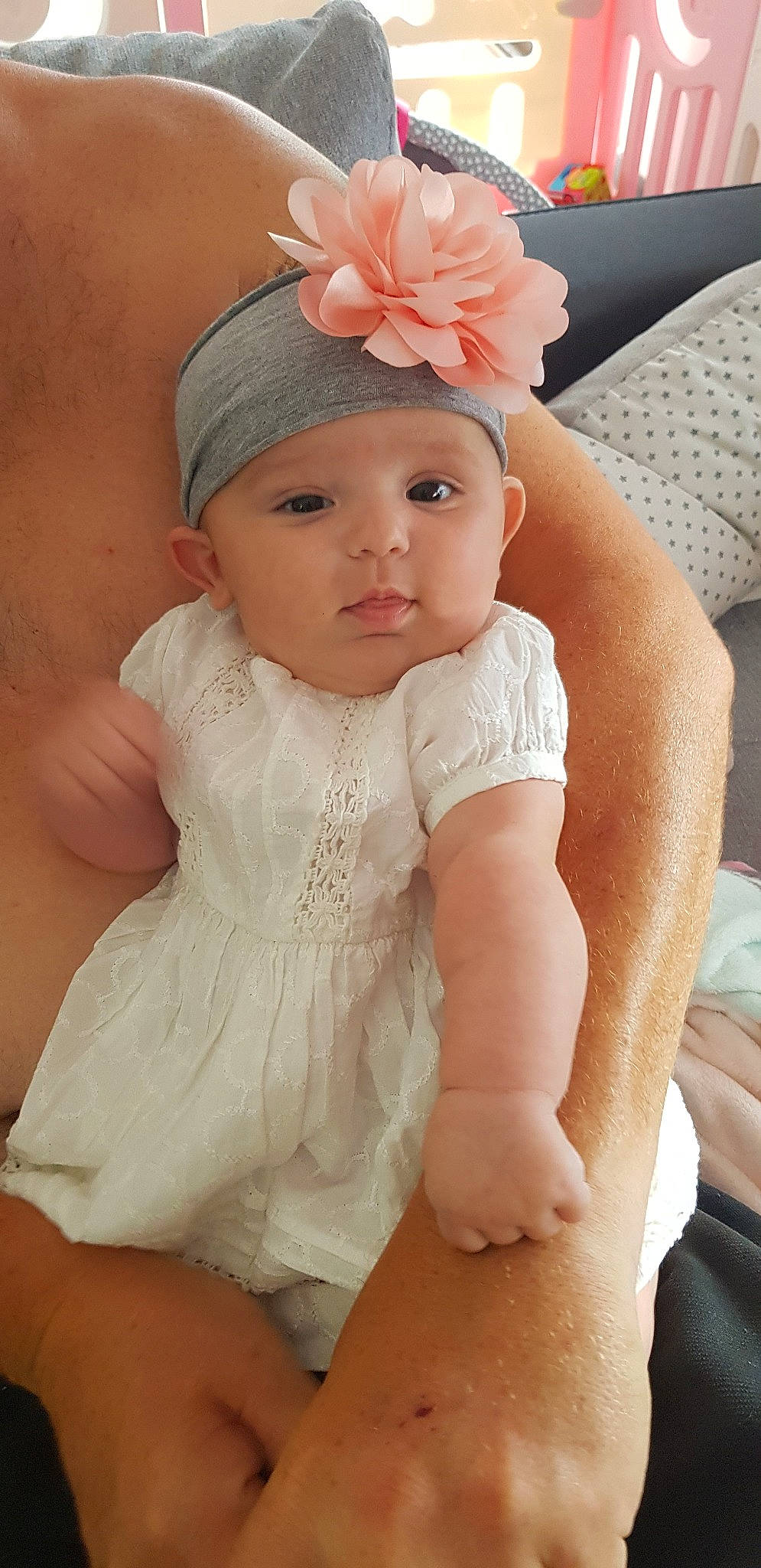 Lili-rose participe au concours pour gagner de l'argent avec cette photo : abdomen, baby, cheek, child, fashion_accessory, hair_accessory, headband, headgear, headpiece, headwear, person, skin, toddler
