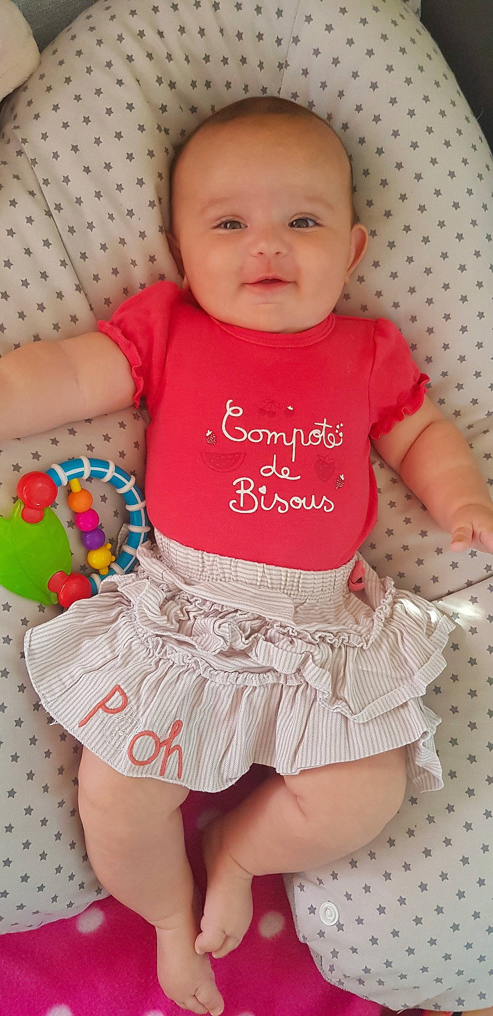 Lili-rose participe au concours pour gagner de l'argent avec cette photo : baby, baby_bloomers, baby_products, baby_toddler_clothing, cheek, child, clothing, design, pattern, person, pink, product, skin, sleeve, smile, textile, toddler