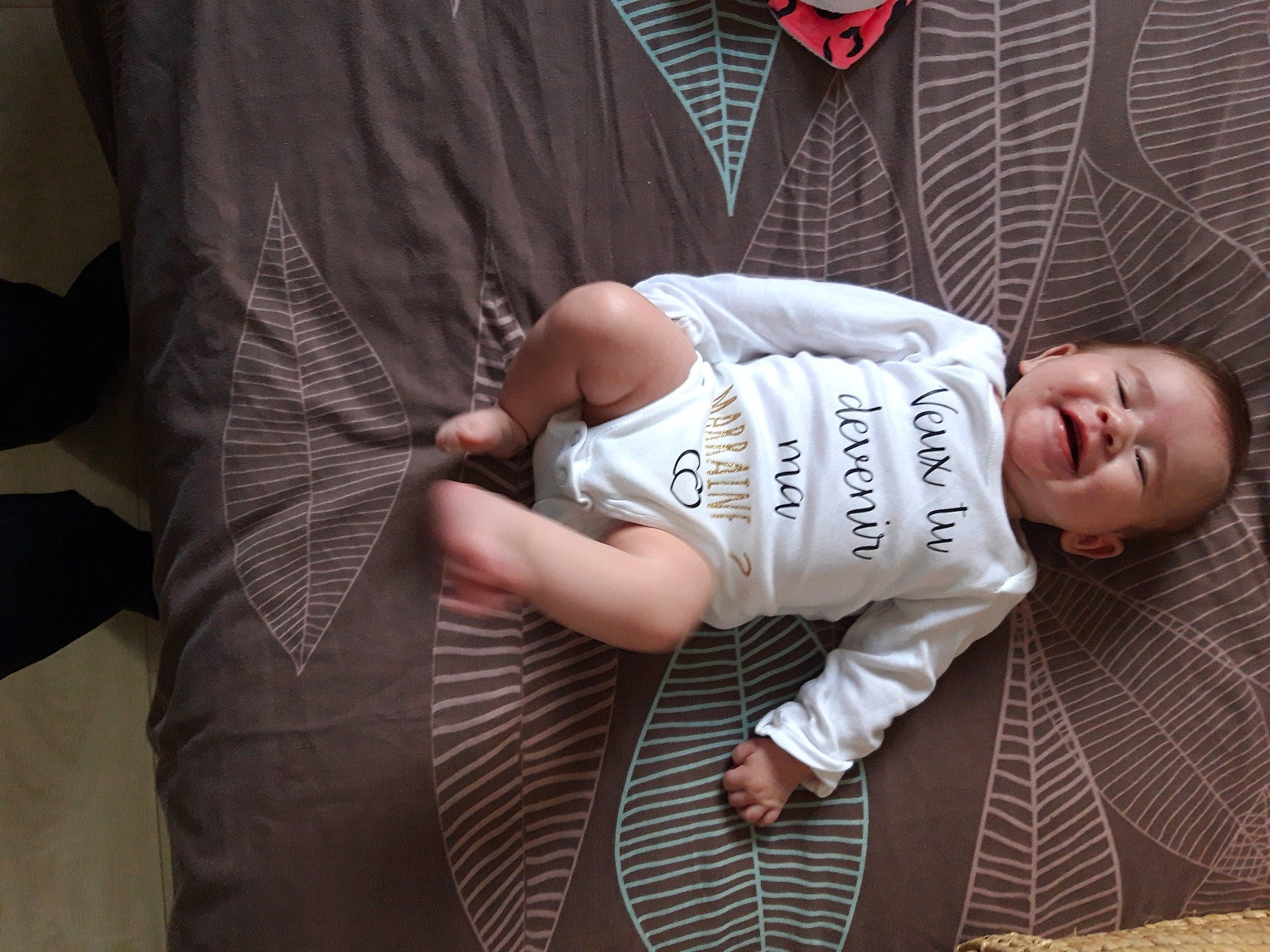 Alyana a rejoint le concours — aidez-le/la à gagner de superbes lots ! arm, baby, baby_products, baby_safety, baby_toddler_clothing, comfort, elbow, finger, foot, hand, leg, linens, nail, person, sitting, sleeve, smile, t_shirt, toddler, tree