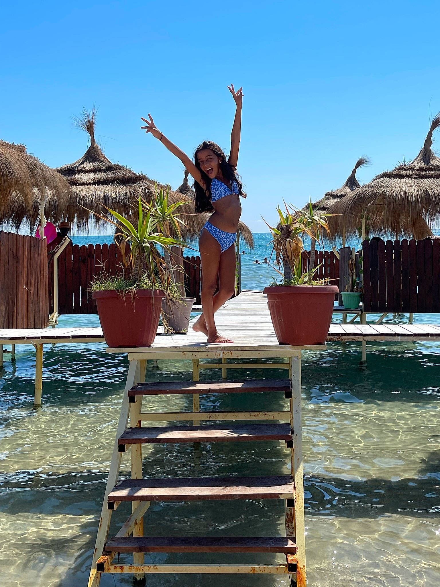 Lyna a rejoint le concours — aidez-le/la à gagner de superbes lots ! arecales, azure, fun, happy, leisure, ocean, outdoor_furniture, people_on_beach, person, plant, recreation, resort, sea, shade, sky, tourism, travel, tropics, vacation, water