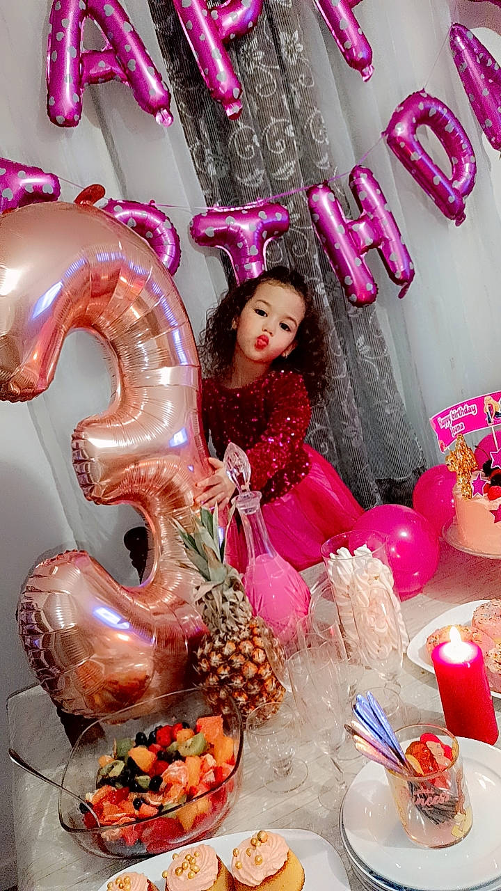 Nélya Joana participe au concours pour gagner de l'argent avec cette photo : beauty, cuisine, decoration, delicacy, event, fashion_accessory, fashion_design, fun, happy, ingredient, jewellery, lighting, magenta, natural_foods, peach, person, photograph, pink, snapshot, sweetness