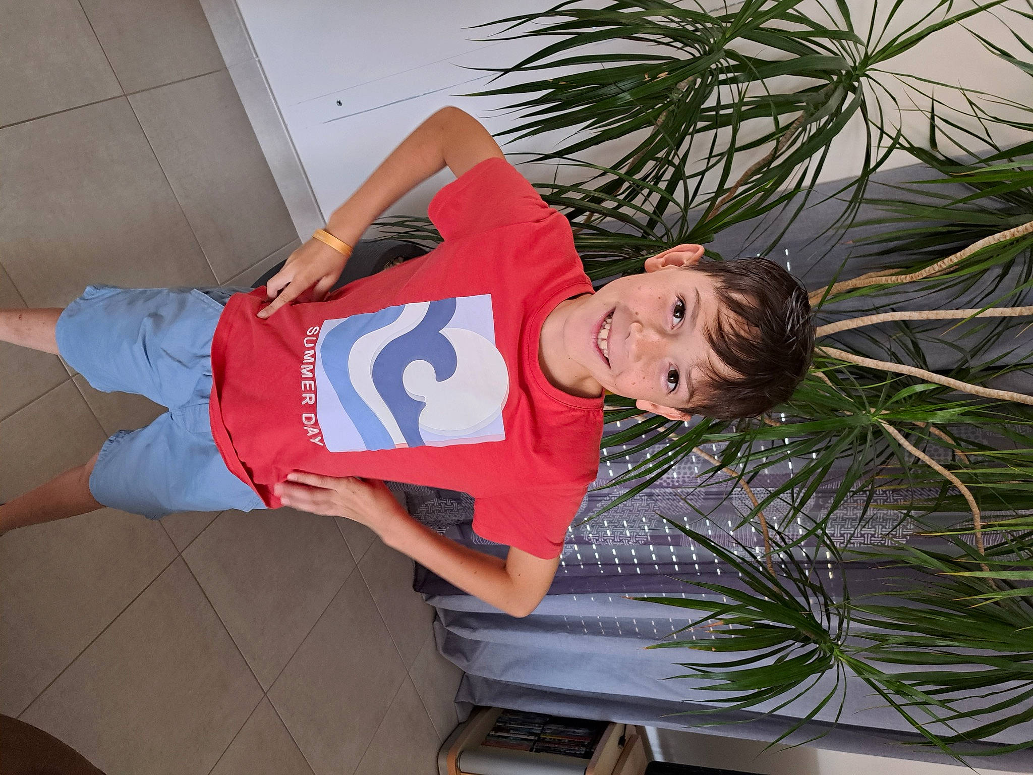 Ylenzo participe au concours pour gagner de l'argent avec cette photo : arecales, conifer, elbow, electric_blue, evergreen, fun, hat, human_leg, joy, knee, leisure, palm_tree, person, plant, shorts, sleeve, t_shirt, thigh, tree, vacation