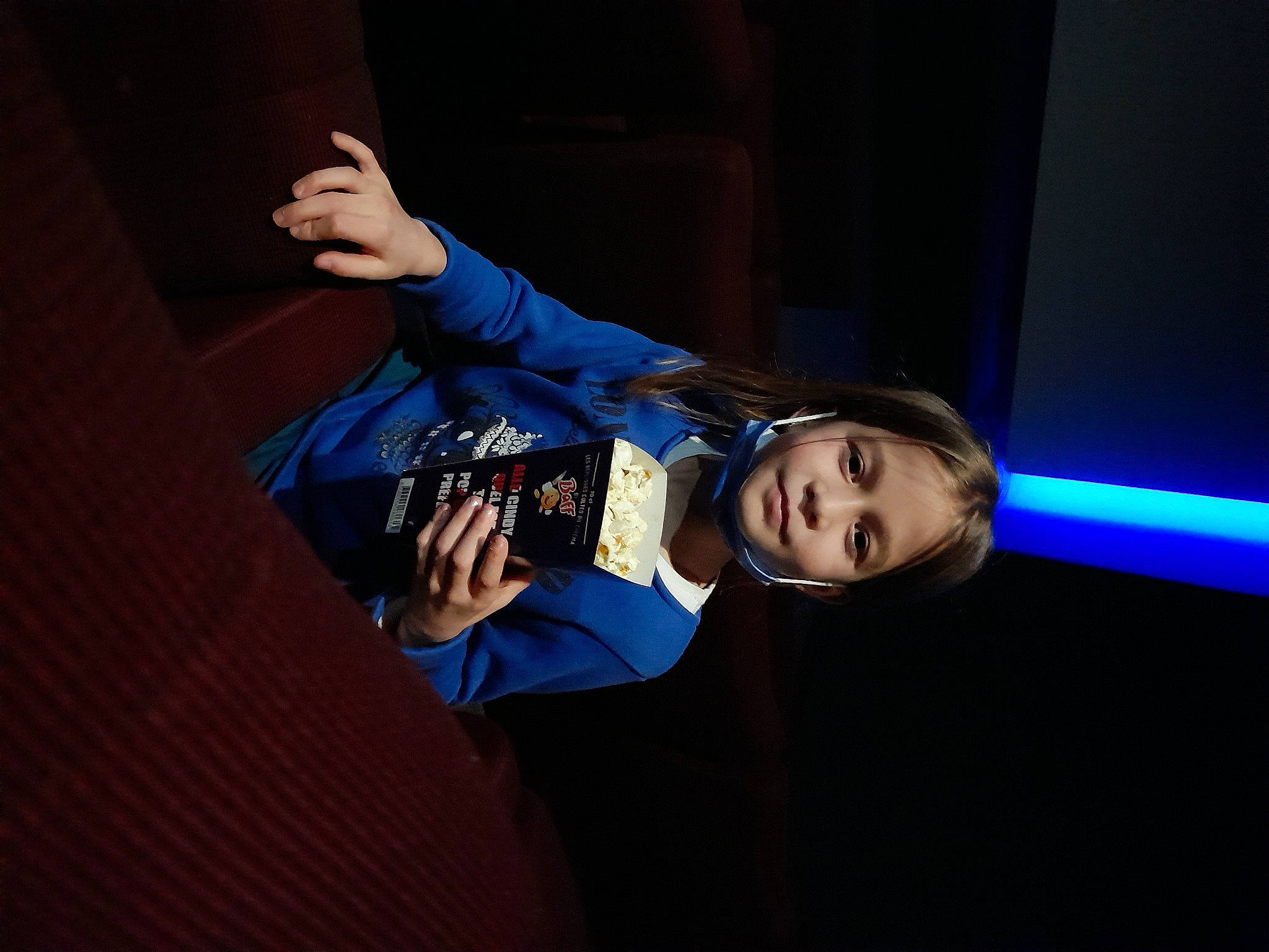 Luna participe au concours pour gagner de l'argent avec cette photo : audio_equipment, blazer, collar, elbow, electric_blue, entertainment, event, fashion_design, flash_photography, formal_wear, fun, gesture, hand, joy, performance, performing_arts, person, public_event, sleeve, suit